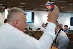 Rolnik przyszedł do Sejmu z konserwą wieprzową. "To nie jedzenie, to mina przeciwpiechotna"