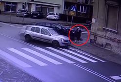 Ta kobieta oszukała śmierć. Niewiarygodne nagranie z wypadku w Kaliszu