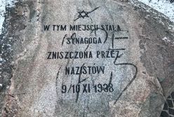 Zdewastowany pomnik upamiętniający spaloną synagogę. Wandale napisali dwa słowa