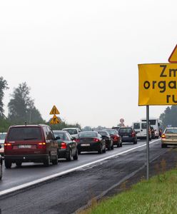 Dwa lata na wprowadzenie prostego przepisu to za mało. Jazda na suwak to dalej kwestia uprzejmości