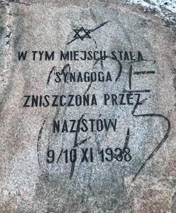 Zdewastowany pomnik upamiętniający spaloną synagogę. Wandale napisali dwa słowa