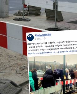 Ludzie ustawiają się w kolejce przy ulicy. Powód? Chcą przejść na drugą stronę ulicy