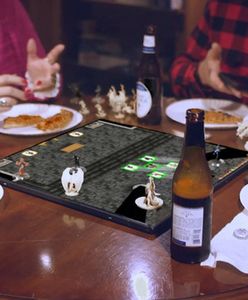 Gameboard-1. Przenieś gry planszowe na interaktywną tablicę z fizycznymi pionkami