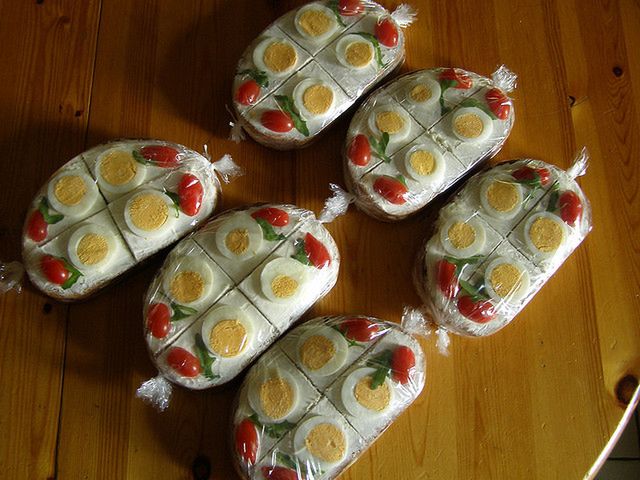 Gotowe sałatki, kanapki i ciasta mogą zawierać groźne bakterie, jeśli były nieodpowiednio przechowywane