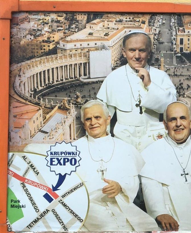 Reklama wystawy figur woskowych na Krupówkach. 