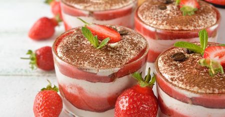 Najlepsze tiramisu truskawkowe - przepis. Jak zrobić ten letni deser?