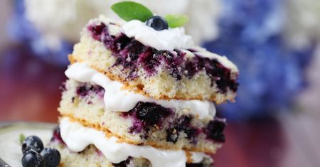 Jogurtowe ciasto z jagodami. Z popołudniową kawą smakuje wybornie