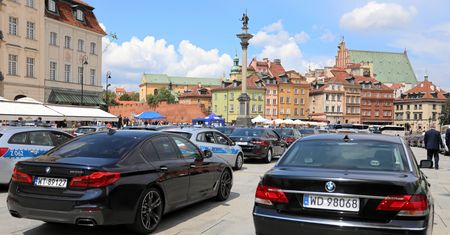 Parking dla limuzyn za barierkami obok namiotu za milion. Ta impreza to symbol rządów PiS
