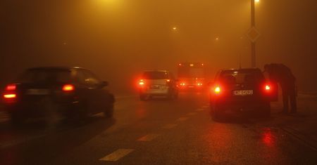 Oślepiają innych kierowców. Chcą być widoczni, narażają się na mandat