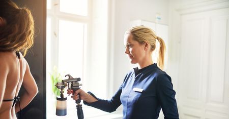 Sposób na bezpieczne opalanie bez słońca. Wypróbuj opalanie natryskowe
