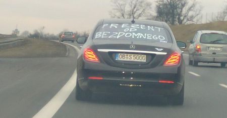 Zdjęcie tego samochodu podbija sieć. Chodzi o napis na tylnej szybie