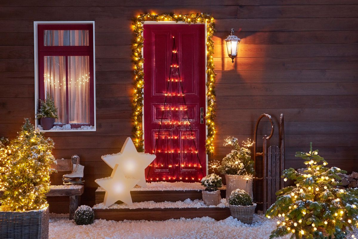 Najlepsze pomysły na świąteczne udekorowanie domu światełkami LED