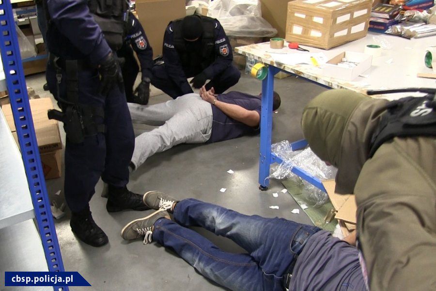 Policja przejęła 80 ton materiałów wybuchowych. Przestępcy wysyłali je na zachód Europy