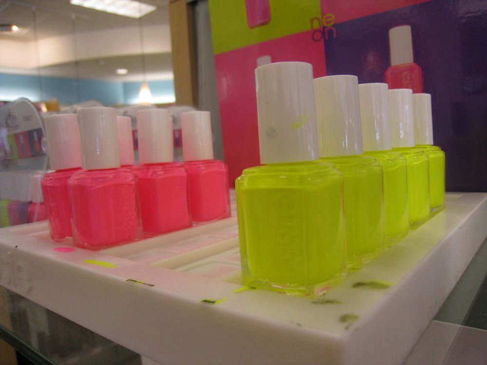 Neonowe paznokcie – jak zrobić neonowy manicure?