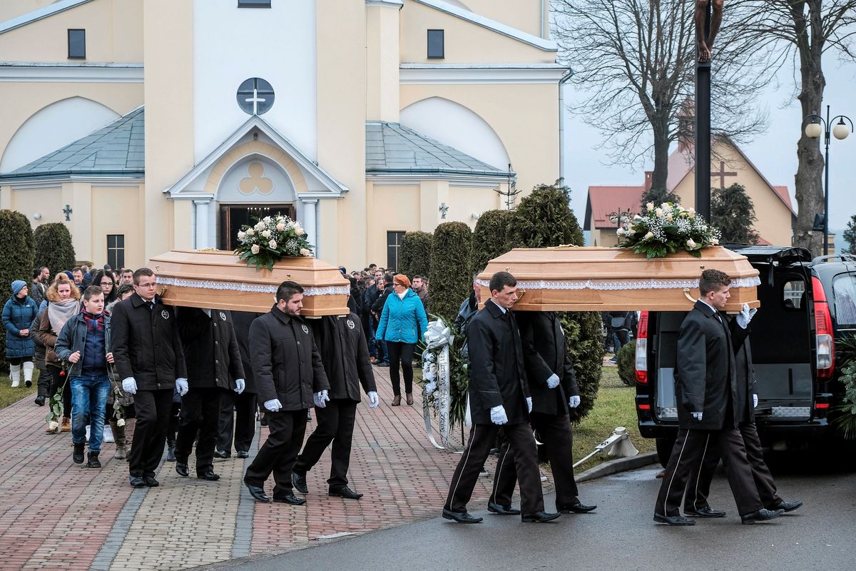 Emocjonalny pogrzeb nastolatek z Tryńczy.  Ludzie mdleli w czasie ceremonii