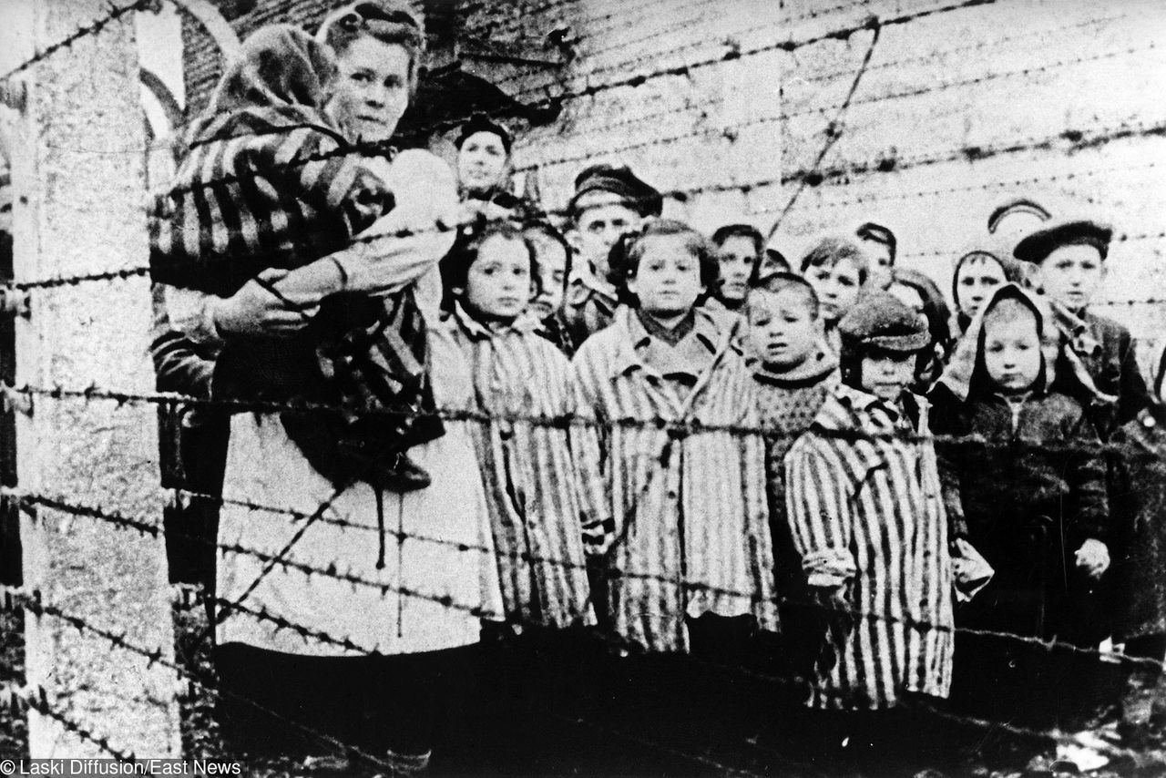 "Bawiły się w Żydów i nazistów albo liczyły zwłoki". Koszmar dzieci, które trafiły do obozów koncentracyjnych