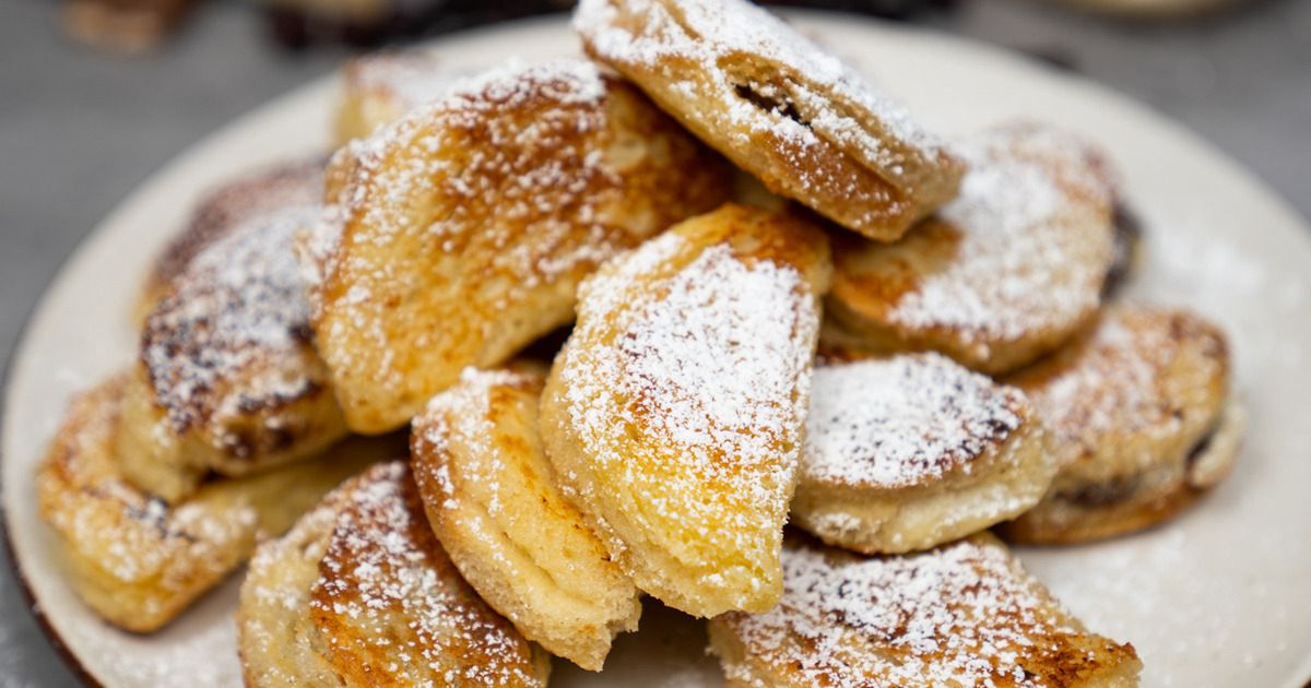 Błyskawiczne pierożki tostowe na słodko z pyszną niespodzianką w środku