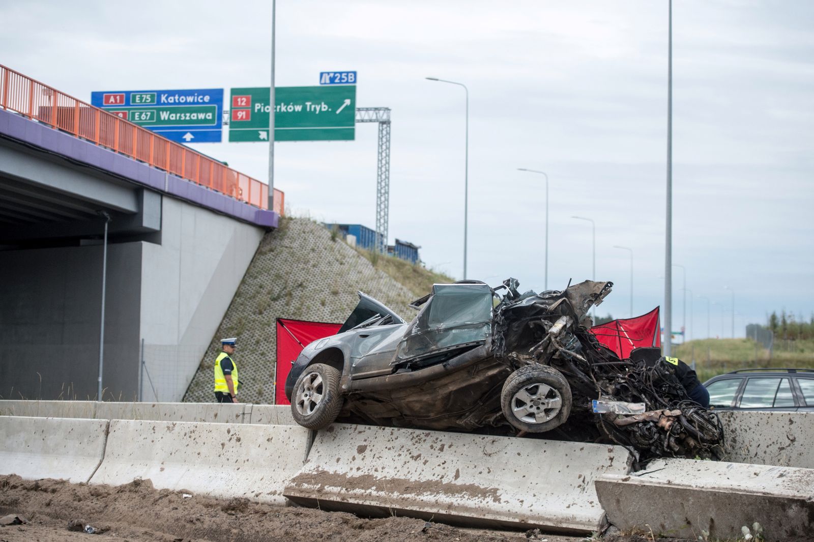 Kierujący Audi przebił barierę na wiadukcie autostrady A1