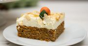 Proste i pyszne ciasto marchewkowe z kremem śmietankowym i migdałami