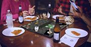 Gameboard-1. Przenieś gry planszowe na interaktywną tablicę z fizycznymi pionkami
