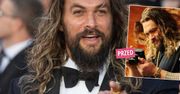 Boski Jason Mamoa zgolił głowę na oczach tysięcy widzów. Takiego go jeszcze nie widzieliśmy. Cel szczytny, ale fanki płaczą