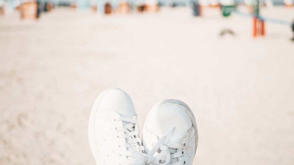 Białe buty sportowe pasują do wielu stylizacji