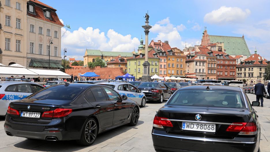 Podczas Zgromadzenia Narodowego z okazji 550-lecia polskiego parlamentaryzmu plac Zamkowy w Warszawie zmienił się w wielki parking dla rządowych limuzyn.