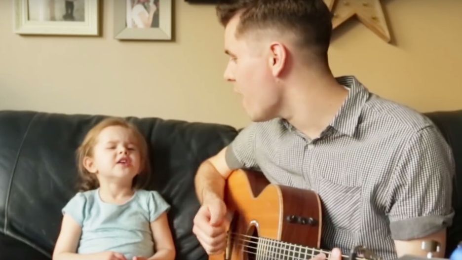 Ojciec i córka śpiewają "You've Got a Friend In Me"