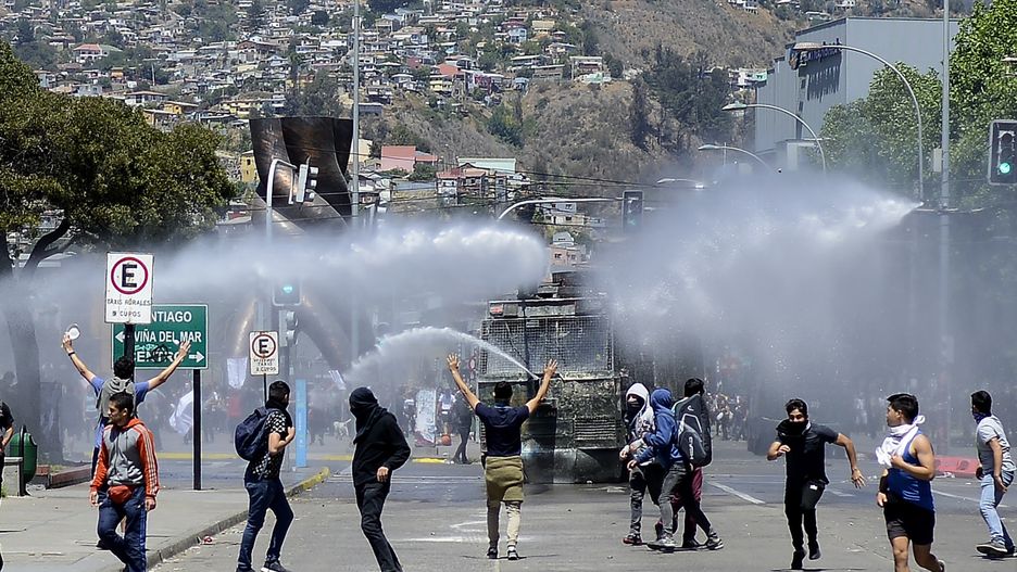 Chile, Valparaiso. Policja rozpędza manifestujących przy użyciu armatek wodnych, 25 października br.
