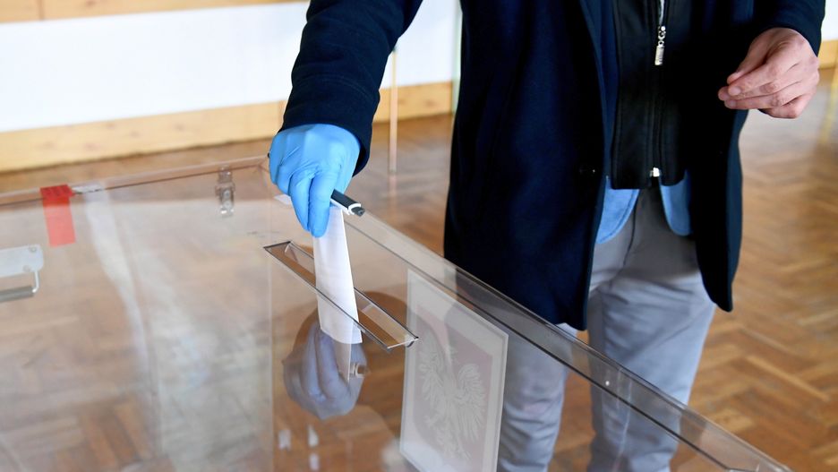 Wybory w czasach koronawirusa: jednorazowe długopisy, rękawiczki, maski.