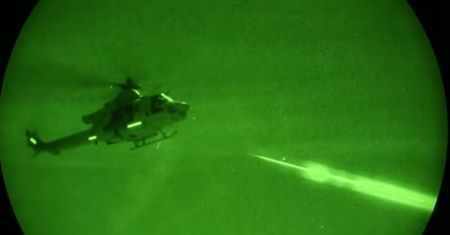 Tak wygląda atak helikopterów na miasto. Niesamowite nagranie z kamery noktowizyjnej