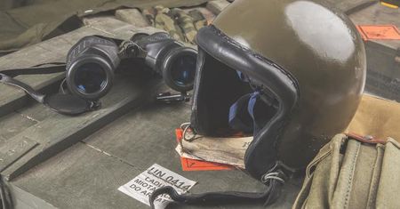 Hełmy, futrzane czapki, buty, mundury i ”bilety do lat 90”. W internetowym sklepie AMW deszcz nowości