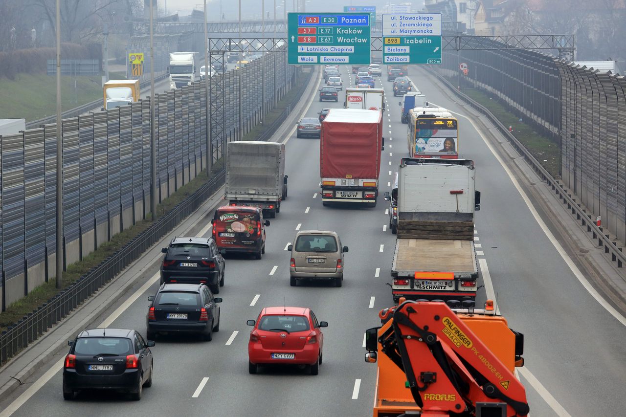 Korek-gigant na trasie AK. Zderzenie ciężarówki, tira i osobówki