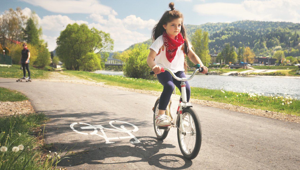 Warto wiedzieć, czy dziecko może jeździć po ścieżce rowerowej. W ten sposób unikniesz kary
