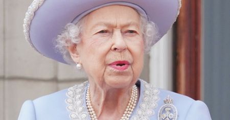 Przykre sceny na paradzie z okazji jubileuszu Elżbiety II! Monarchini była bezradna. Interweniowali mundurowi