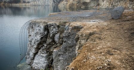 Miała być rewitalizacja, jest dewastacja? Siatki na Zakrzówku zlecił producent siatek. Jest zawiadomienie do prokuratury