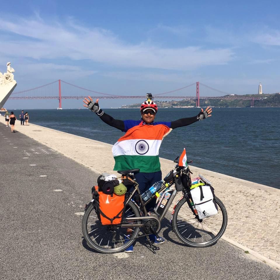 Jedzie rowerem przez świat. Odwiedził już 40 krajów, do 50 kolejnych dotrze wkrótce