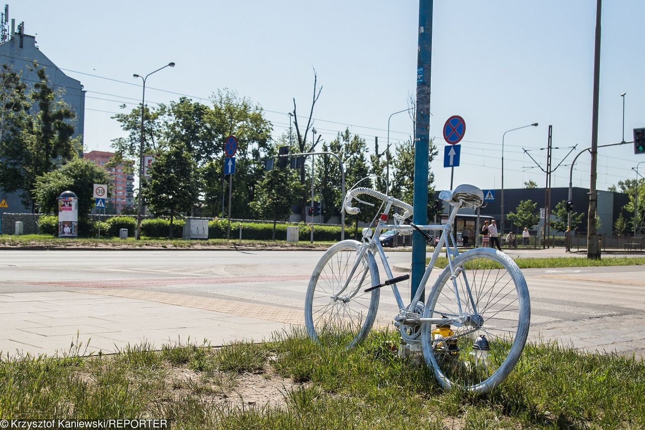 Wrocław: w miejscu tragicznego wypadku pojawił się biały rower i znicze. Pod kołami autokaru zginęła tam rowerzystka