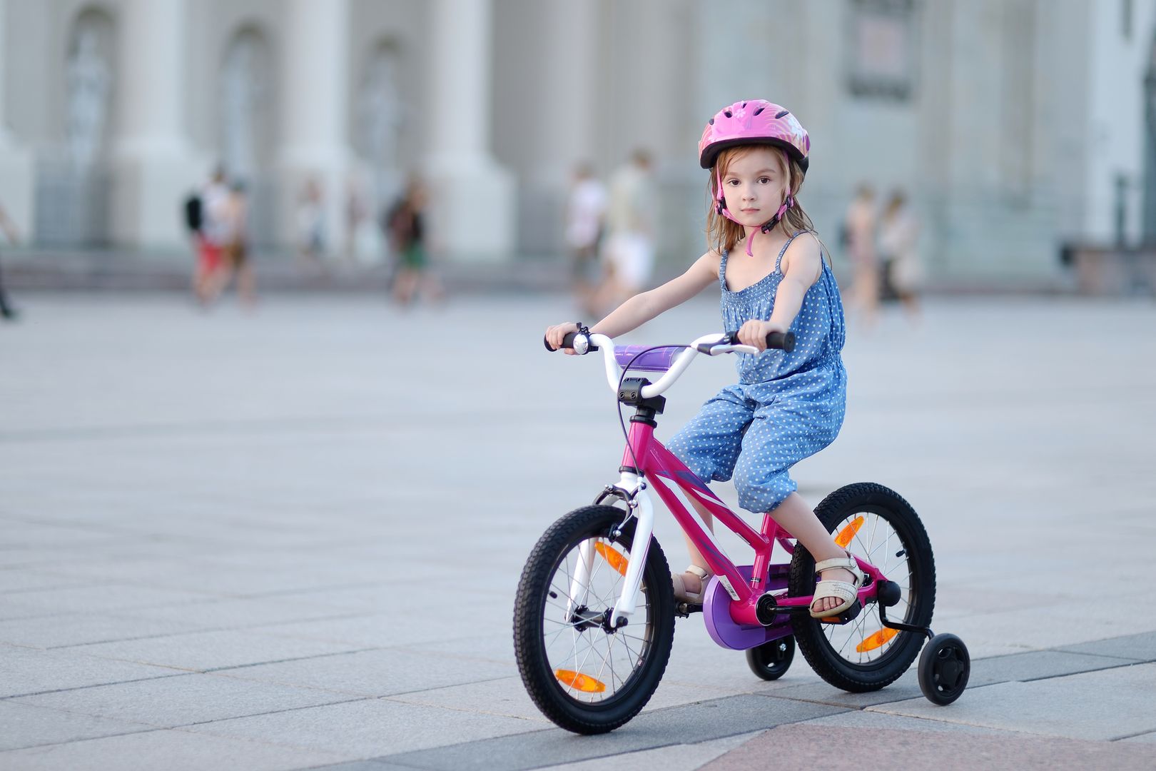 Zapewniający bezpieczeństwo kask to obowiązkowy dodatek do pierwszego roweru