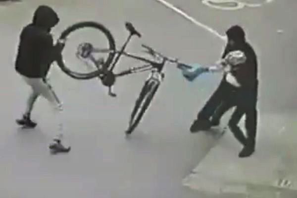 Walczył jak mógł, by nie ukradli mu roweru
