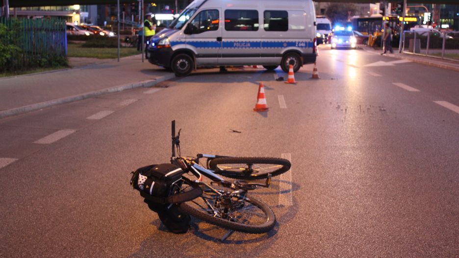 Kobieta zderzyła się z samochodem niedaleko Galerii Mokotów
