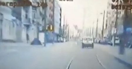 Poznań. Pędził 140 km/h i odgryzł policjantowi kawałek palca. Pirat drogowy usłyszał zarzuty