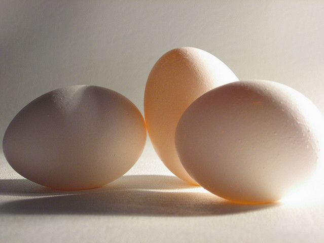 Średniej wielkości żółtko jaja kurzego zawiera około 40 IU wiatminy D