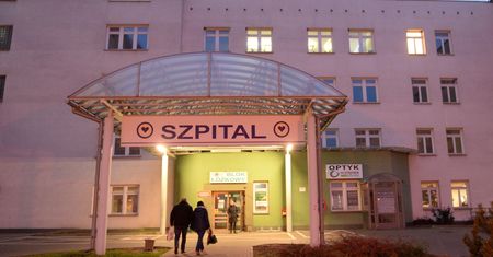 Sprawa kobiety rodzącej na podłodze w starachowickim szpitalu: kolejna położna wraca do pracy
