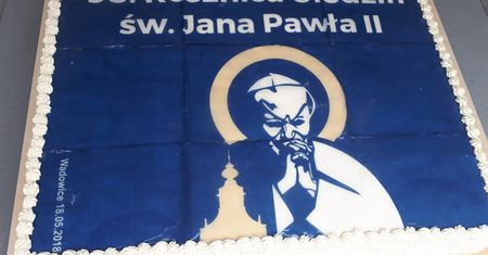 Mieszkanka Wadowic zawiadomiła policję. Bo krojono tort z wizerunkiem papieża Jana Pawła II