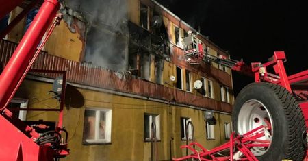Zdzieszowice. Pożar budynku socjalnego. Jedna osoba wyskoczyła przez okno