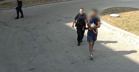 Polkowice. Samochód z mdlejącym dzieckiem utknął w korku. Pomogli policjanci