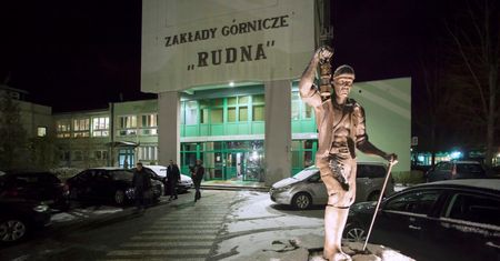 Dramat w kopalni Rudna. Ratownicy nadal szukają zasypanego górnika