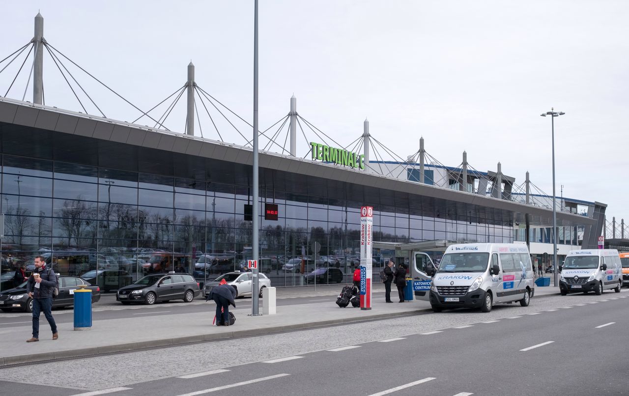 Lotnisko w Pyrzowicach. Awaryjne lądowanie samolotu transportowego