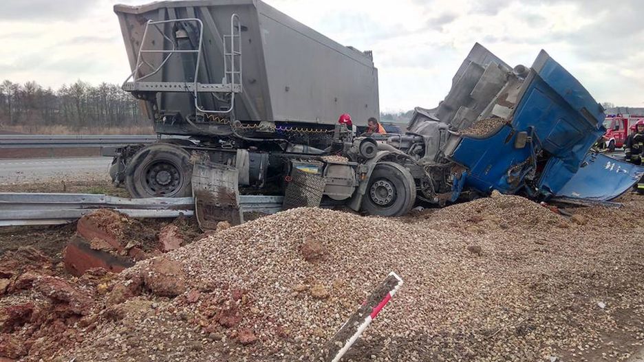 Z tira na jezdnię wysypał się przewożony materiał